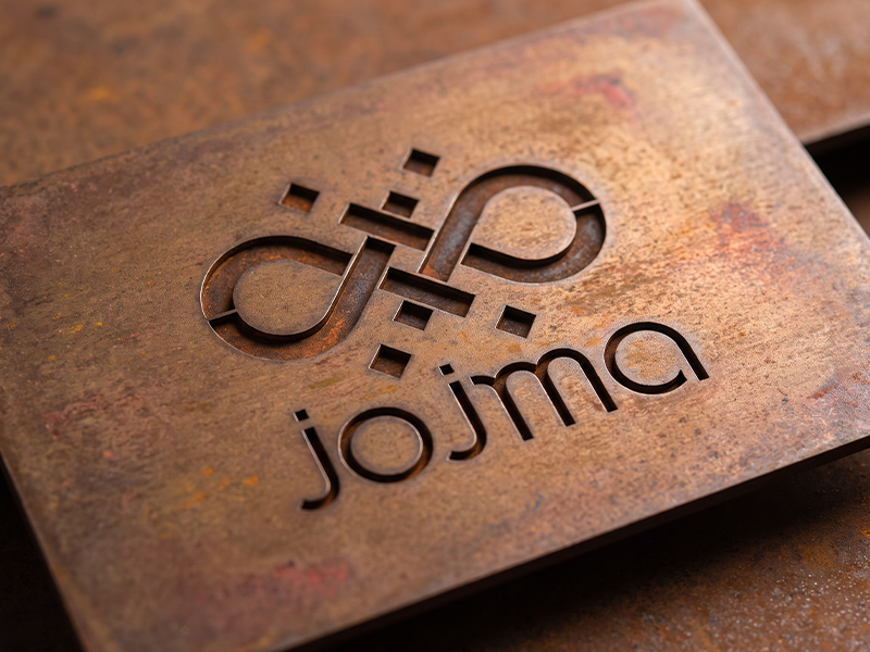 Plaque en acier Corten patiné avec logo JOJMA gravé dans la surface