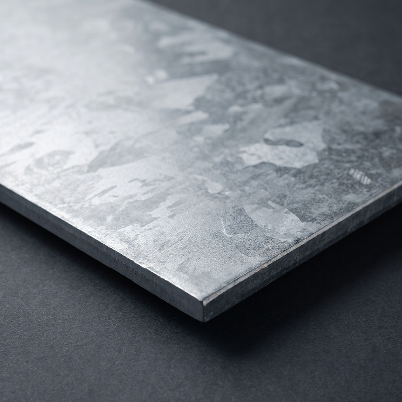 Plaque en acier galvanisé avec finition zinc naturelle et protection anticorrosion