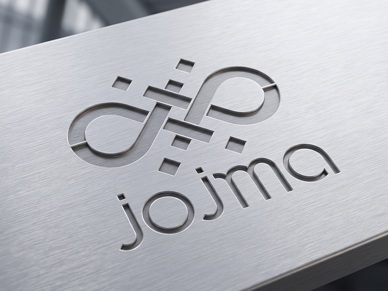 Plaque en aluminium brossé clair avec logo JOJMA gravé dans la surface