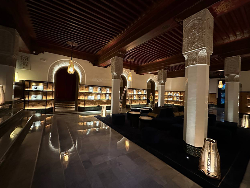 Intérieur de La Mamounia Marrakech avec arches, présentoirs lumineux et mobilier sur mesure