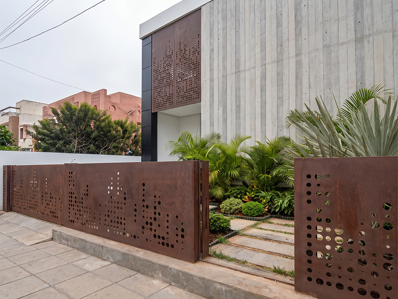 Siège Anfa Realties avec façade en béton et panneaux perforés en acier Corten à Casablanca