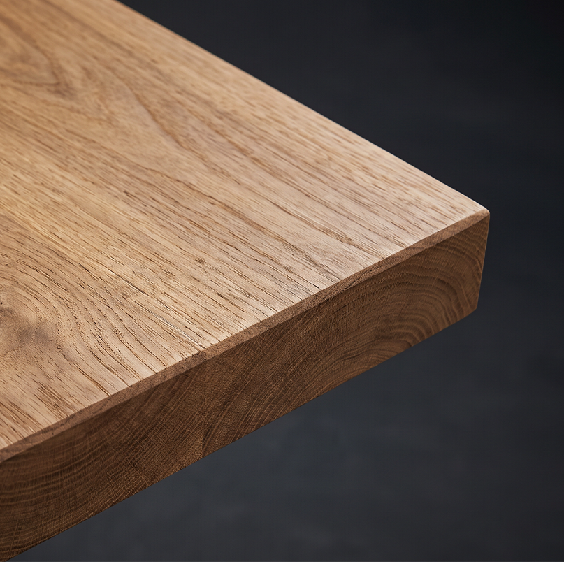 Planche en bois naturel avec veinage apparent pour projets architecturaux