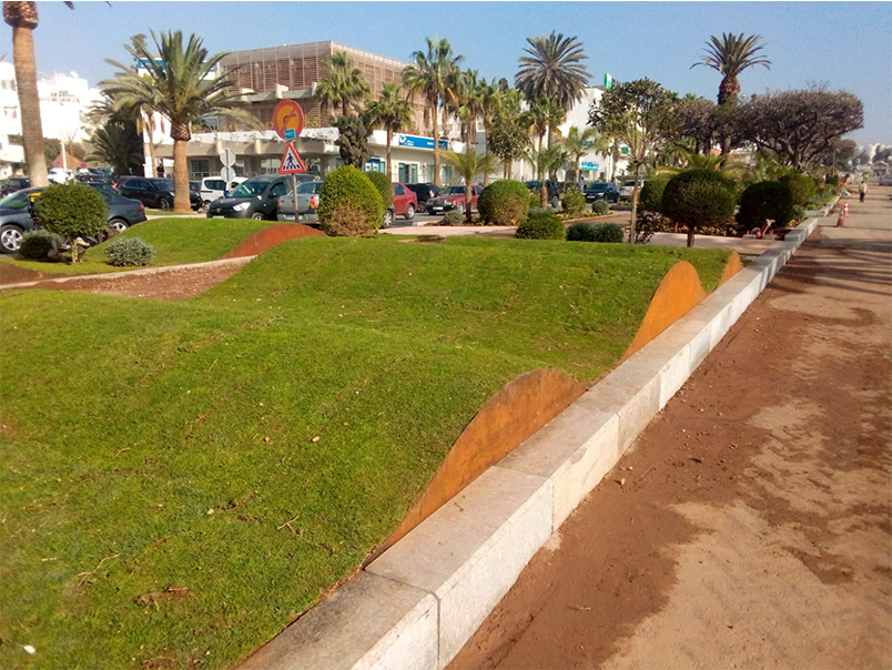 Bordures courbes en acier Corten intégrées aux espaces verts d’un aménagement urbain à Agadir