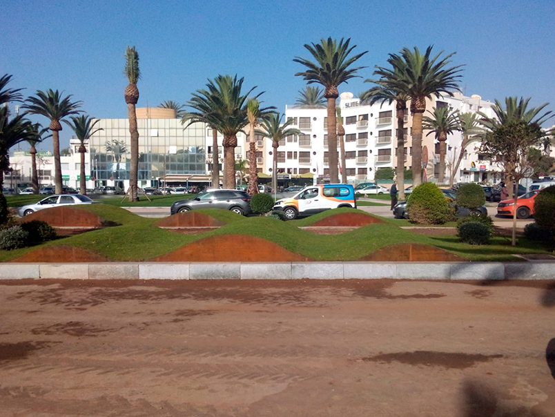 Bordures en acier Corten formant des courbes décoratives au sein d’espaces verts urbains à Agadir