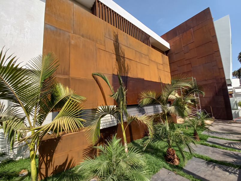 Façade architecturale en acier corten réalisée par JOJMA à Casablanca