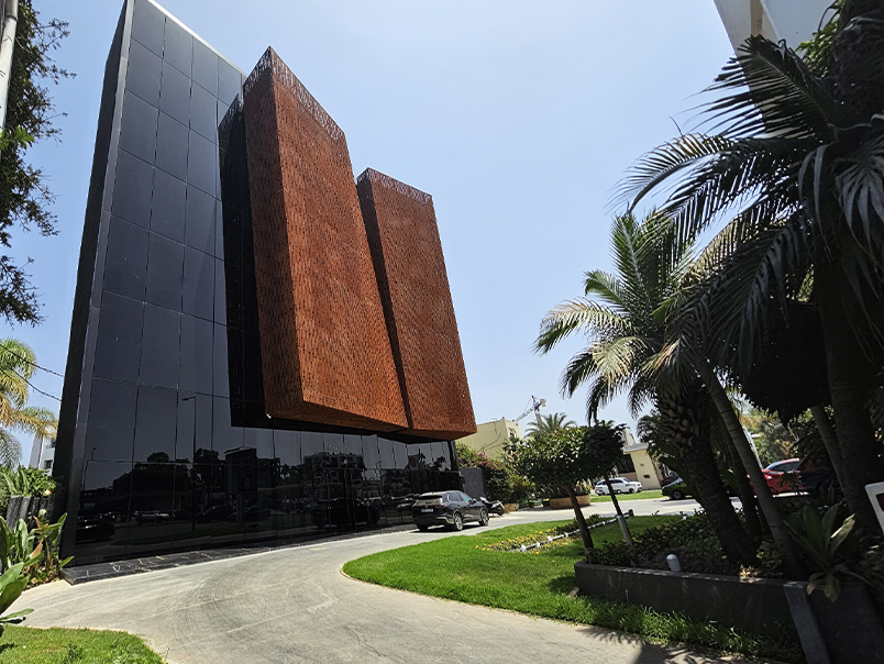 Panneau métallique perforé fabriqué sur mesure par JOJMA pour le projet Boulevard Ghandi à Casablanca