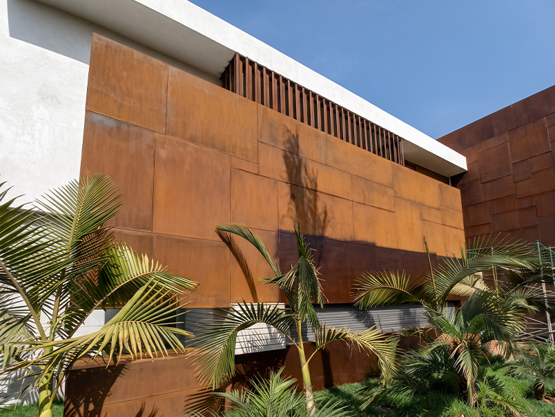 Façade architecturale en acier corten réalisée par JOJMA à Casablanca