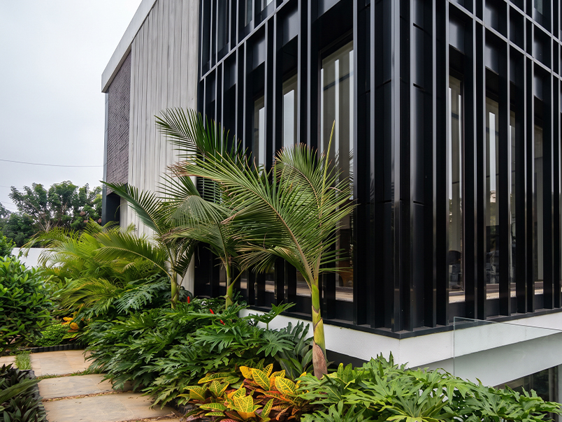 Clôture et panneaux de façade en acier Corten perforé au siège Anfa Realties à Casablanca