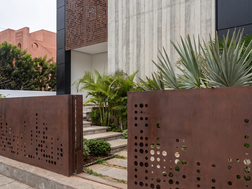 Clôture en acier Corten perforé devant le siège Anfa Realties à Casablanca
