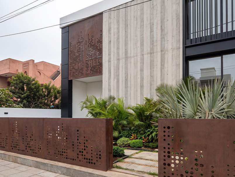 Grands panneaux décoratifs en acier Corten perforé sur la façade du siège Anfa Realties