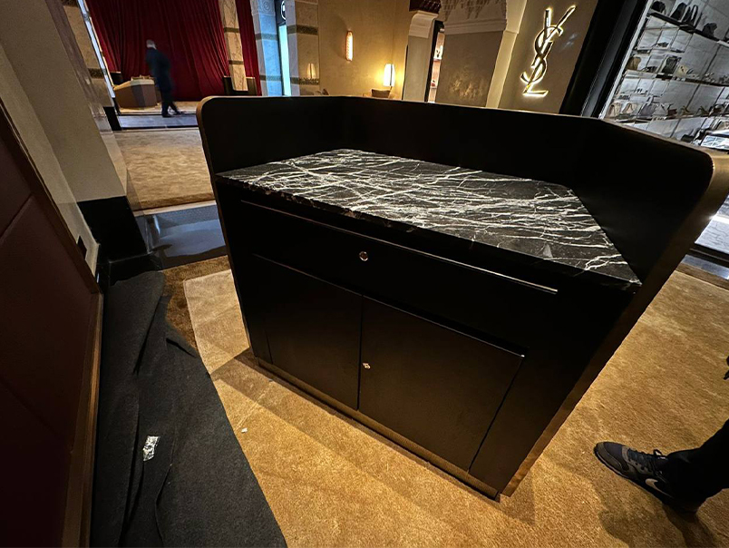 Comptoir noir avec plateau en pierre réalisé sur mesure dans un espace de La Mamounia Marrakech