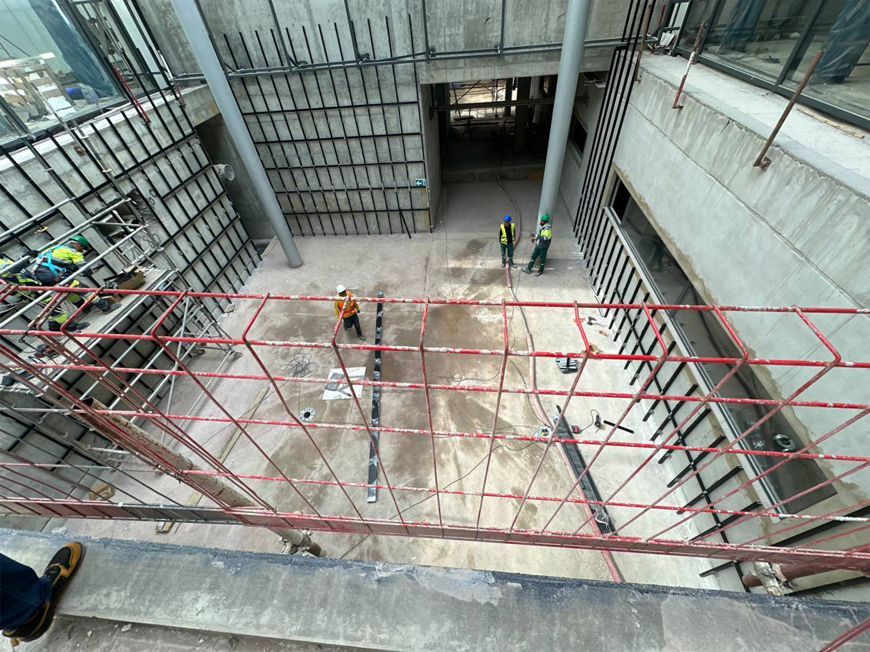 Équipe JOJMA en consultation et étude technique sur chantier pour un projet d’architecture métallique au Maroc.