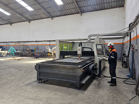 Opérateur JOJMA réalisant la découpe CNC de pièces métalliques sur mesure dans notre atelier au Maroc.