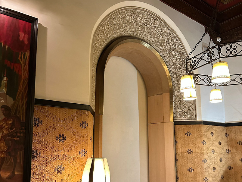 Arche sculptée de La Mamounia avec encadrement métallique finition laiton