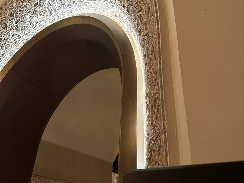 Encadrement métallique finition laiton autour d’une arche décorative de La Mamounia Marrakech