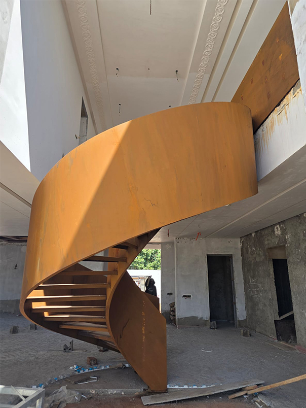 Escalier hélicoïdal en acier de grande dimension avec enveloppe courbe continue dans une villa en construction