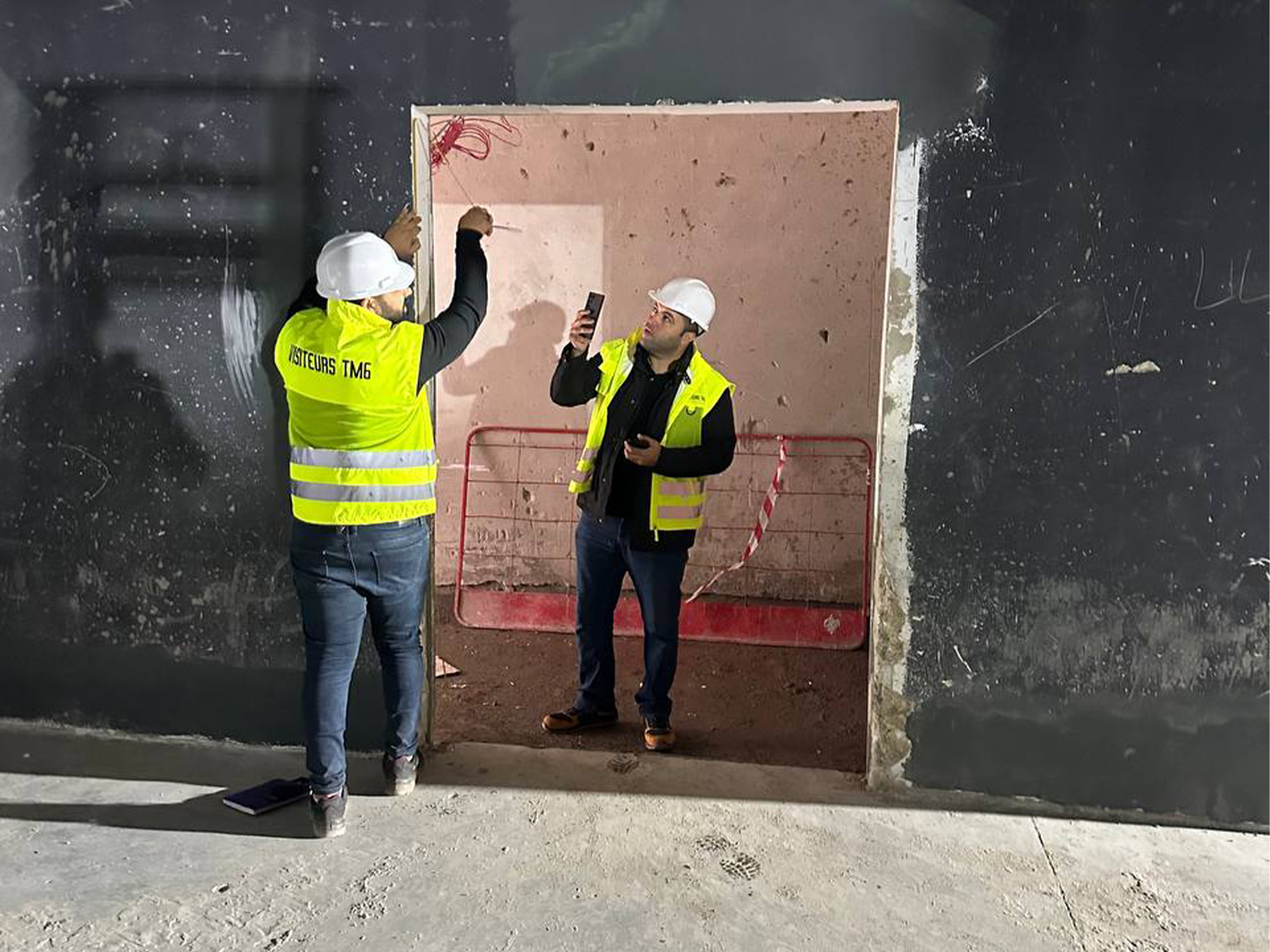 Techniciens JOJMA réalisant une étude technique et un relevé de dimensions sur chantier pour un projet métallique sur mesure au Maroc.