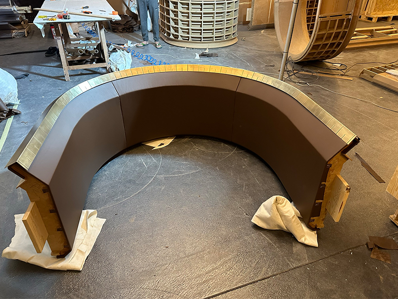 Comptoir courbe en cours de fabrication en atelier pour le projet La Mamounia Marrakech