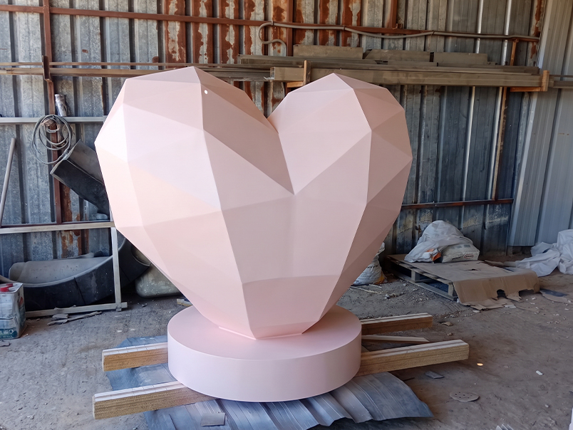 Sculpture en forme de cœur géométrique rose en cours de fabrication dans l’atelier JOJMA