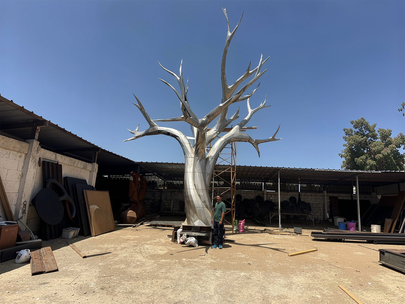 Fabrication en atelier d’une grande structure artistique métallique sur mesure par JOJMA au Maroc.