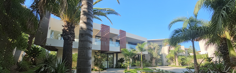 Façade contemporaine avec habillage architectural et éléments décoratifs sur mesure pour une villa au Maroc.