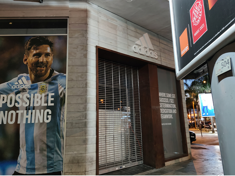 Façade Adidas avec encadrement de vitrine en acier Corten et signalétique de marque