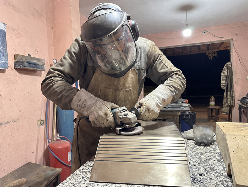 Artisan JOJMA réalisant le polissage d’une pièce métallique pour le projet La Mamounia Marrakech
