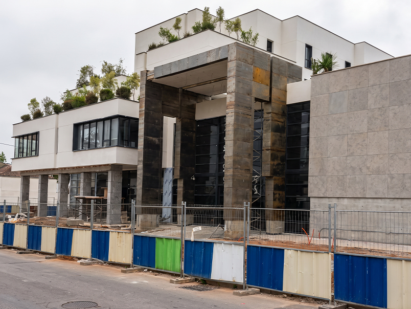Façades contemporaines de la Fondation Hassan II à Rabat