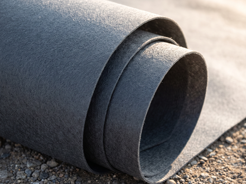 Rouleaux de géotextile synthétique gris utilisés pour la filtration, le drainage et la séparation des sols