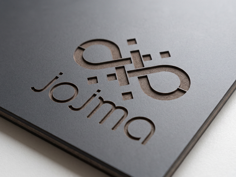 Plaque HPL foncée personnalisée avec logo JOJMA gravé dans la surface