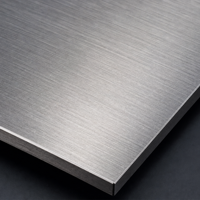 Plaque en inox brossé avec finition satinée et lignes régulières