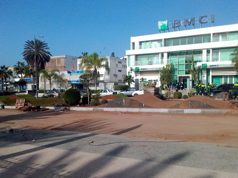 Installation de bordures en acier Corten dans un espace paysager urbain devant des bâtiments à Agadir