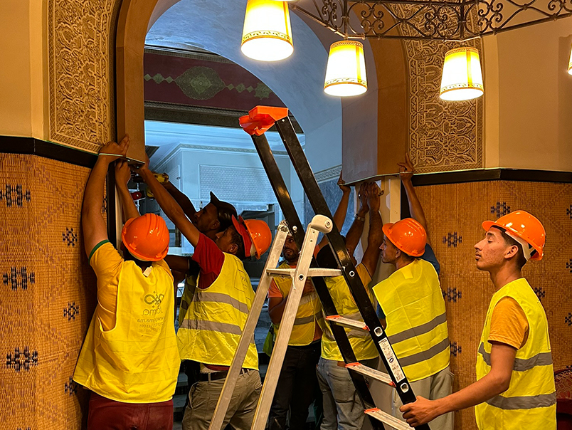 Équipe JOJMA installant un encadrement métallique sur une arche de La Mamounia Marrakech