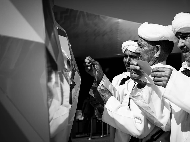 Artisans travaillant sur une sculpture artistique dans le cadre d’un projet JOJMA.