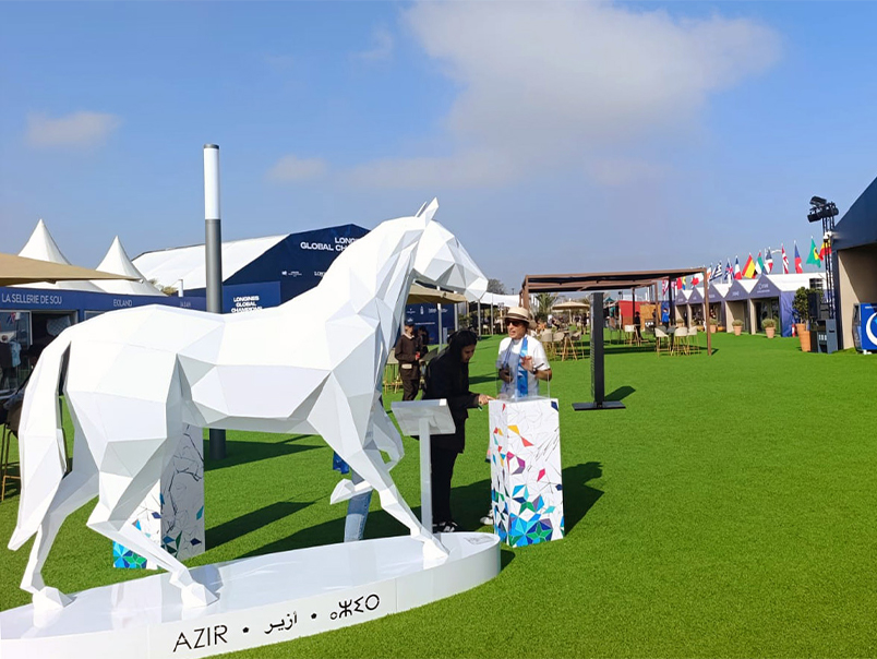 Sculpture monumentale de cheval blanc installée par JOJMA à Rabat.