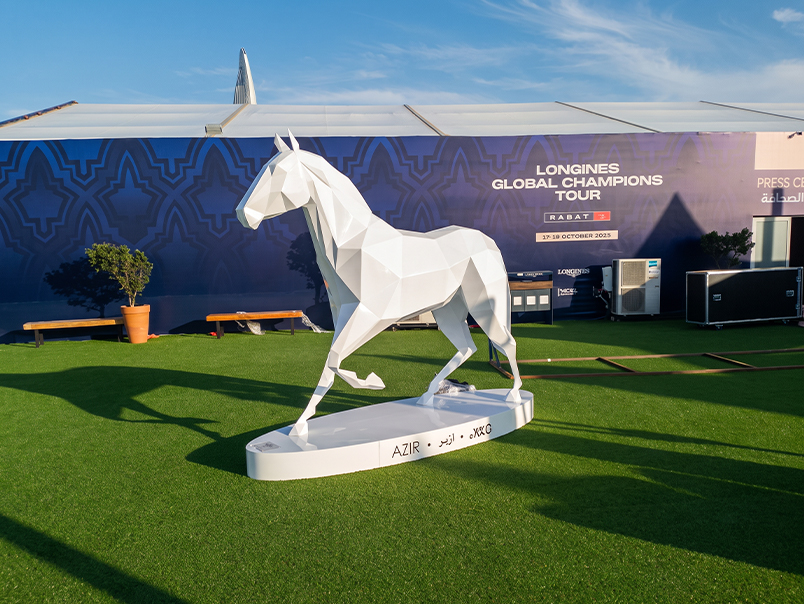 Sculpture géométrique de cheval blanc réalisée par JOJMA à Rabat.