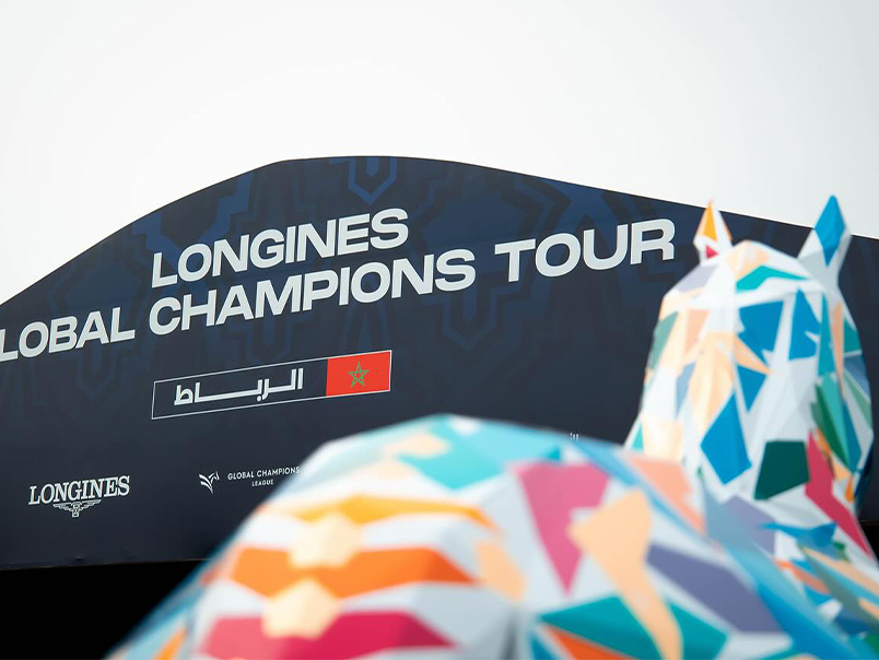 Sculpture de cheval colorée JOJMA devant le Longines Global Champions Tour à Rabat.