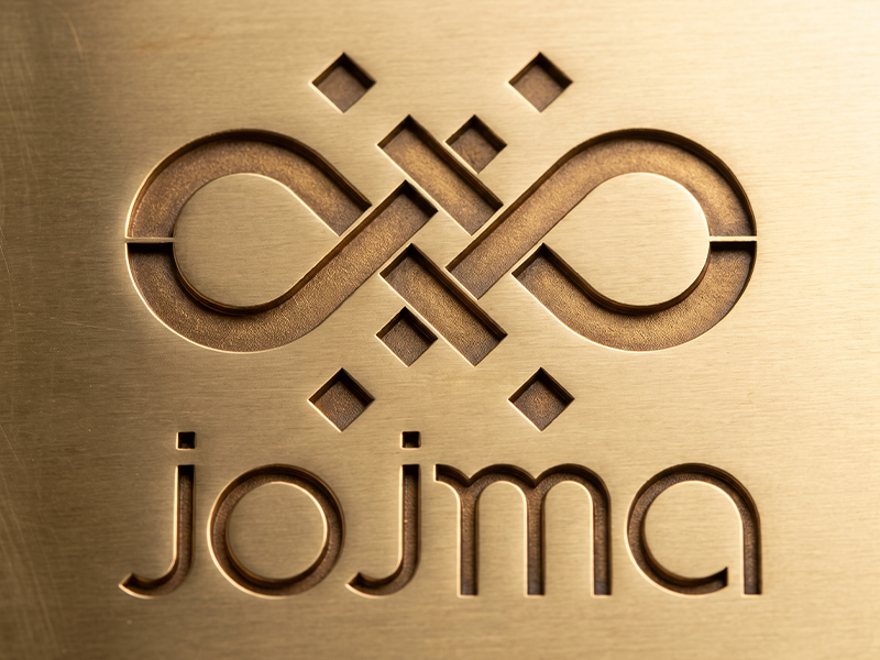 Plaque en laiton brossé doré avec logo JOJMA gravé en relief négatif