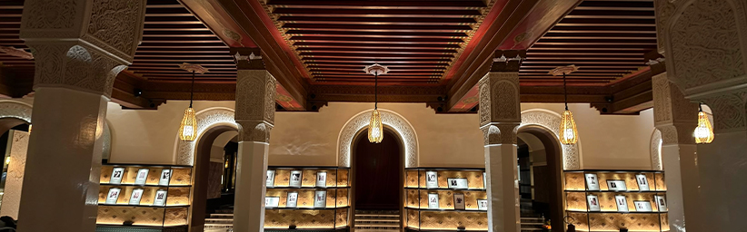 Décoration intérieure haut de gamme intégrant des éléments en laiton sur mesure dans un espace architectural au Maroc.