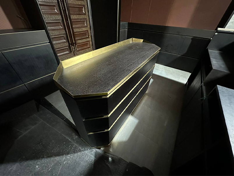 Meuble noir sur mesure avec lignes décoratives en laiton réalisé pour La Mamounia