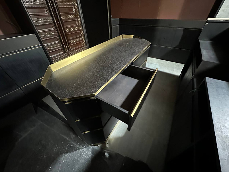 Meuble noir à tiroirs avec détails en laiton réalisé sur mesure pour La Mamounia Marrakech