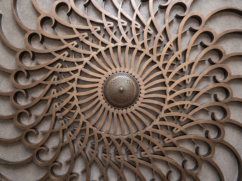 Détail d’une œuvre murale en métal finition laiton avec composition géométrique circulaire en relief