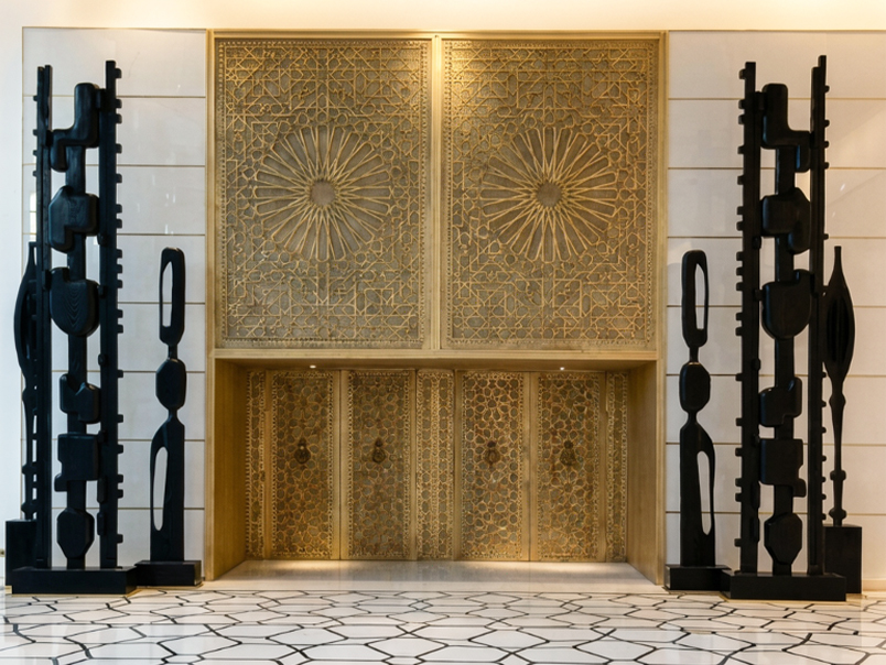 Panneaux décoratifs en laiton avec motifs géométriques marocains intégrés dans un intérieur contemporain haut de gamme