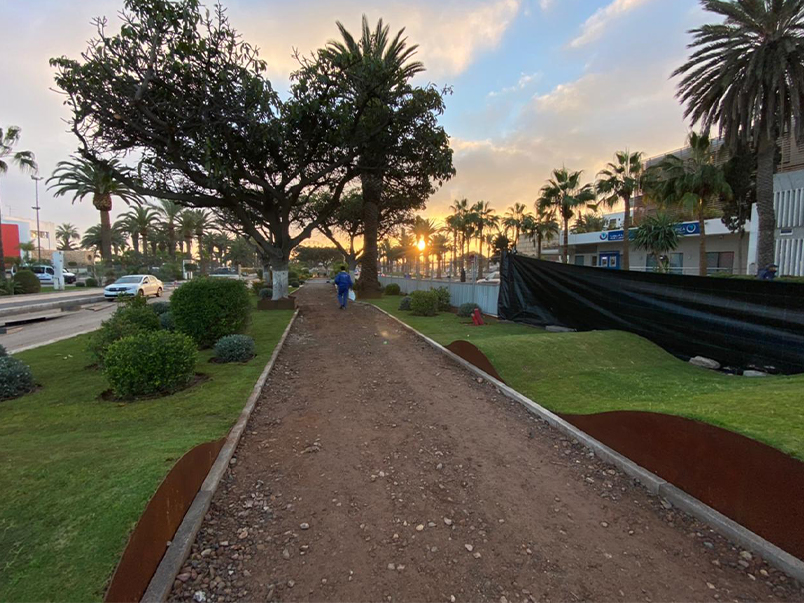 Bordures en acier Corten installées le long d’un chemin en cours d’aménagement paysager à Agadir