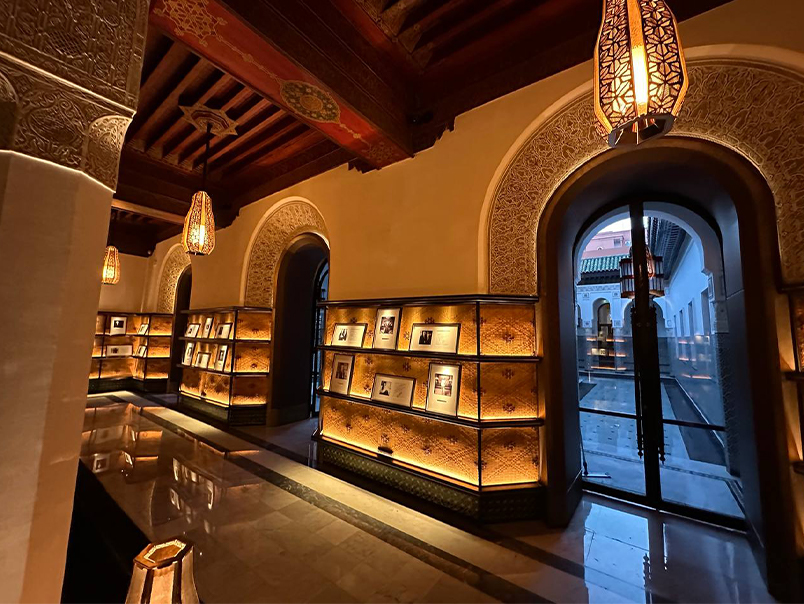 Présentoirs muraux éclairés intégrés sous les arches de La Mamounia Marrakech