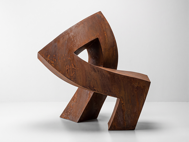 Sculpture abstraite en acier Corten aux formes géométriques croisées et à la patine naturelle