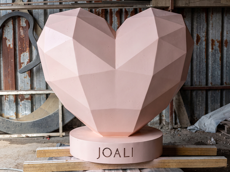 Sculpture cœur géométrique rose avec socle JOALI en cours de fabrication dans l’atelier JOJMA