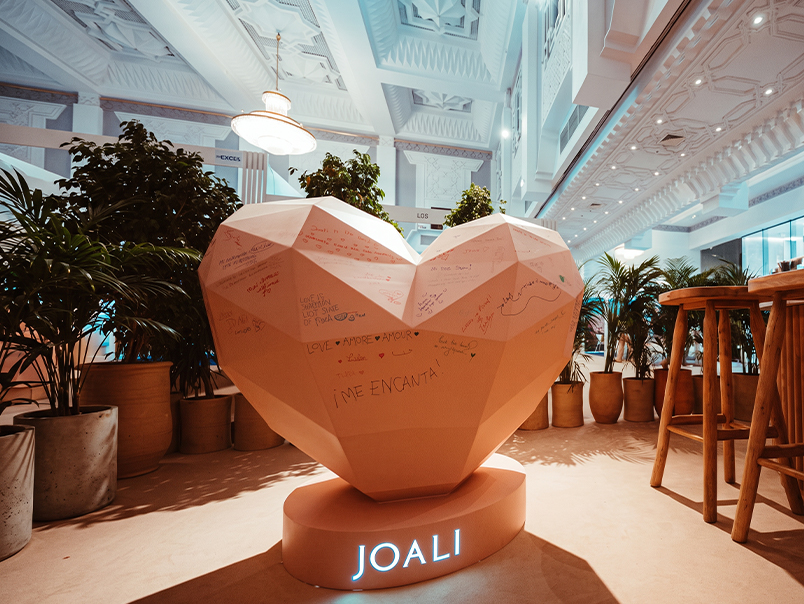 Sculpture monumentale en forme de cœur géométrique JOALI avec messages manuscrits dans un espace intérieur haut de gamme