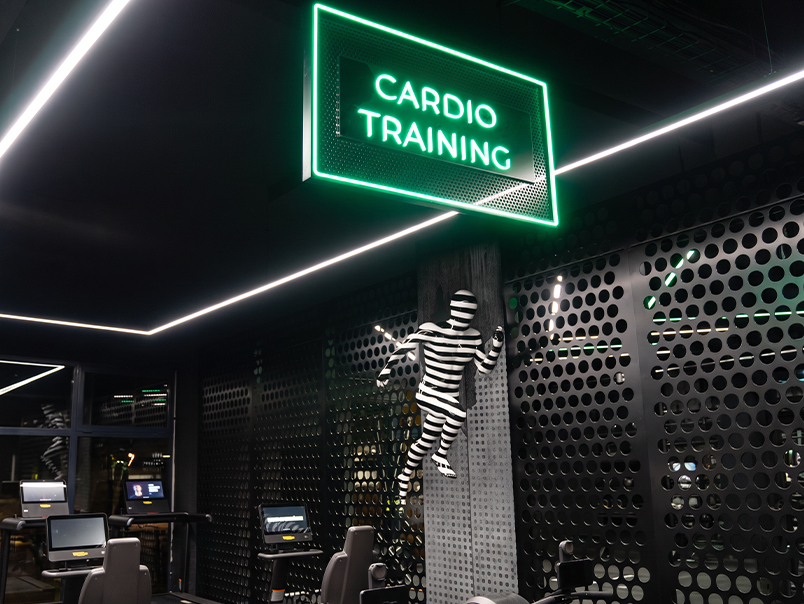 Sculpture murale représentant un coureur noir et blanc intégrée dans l’espace Cardio Training de GIGAFIT