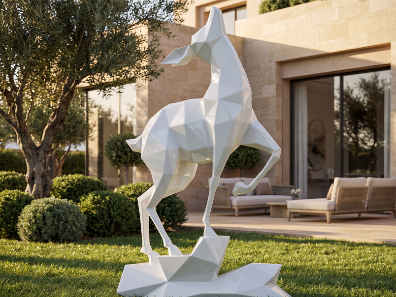 Sculpture origami de cheval blanc cabré installée dans le jardin d’une villa contemporaine.